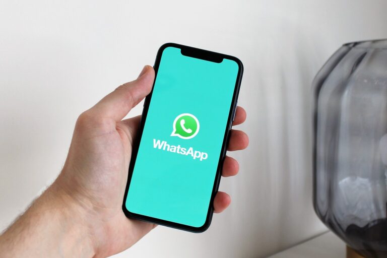 movil con la aplicación de whatsapp