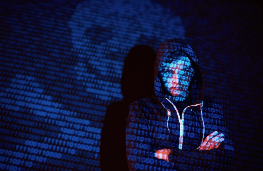 persona con fondo azul y la cara tapada simulando a un estafados cibernético
